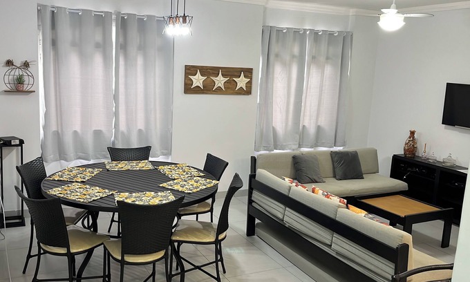 Vila Julia Apartamento | Charming 2-bedroom apartment in terrific Vila Julia Guarujá with AC