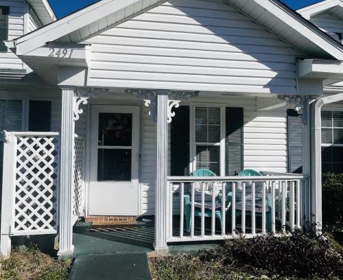 Northwest Pensacola Casa | Charming 2 bdr 1 bath home fenced byard N Pensacola Pet Friendly Close to bases