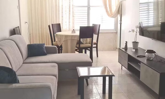 Nahariya Apartamento | Charming 2 bdr Apartment by the beach, A/C, nearby water sports, family friendly