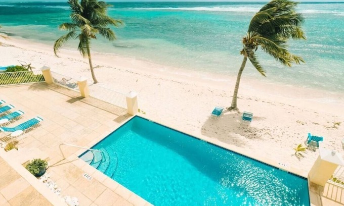 Bodden Town Condominio | Charming 2-bdrm beachfront condo in serene Bodden Town, including a renter car!