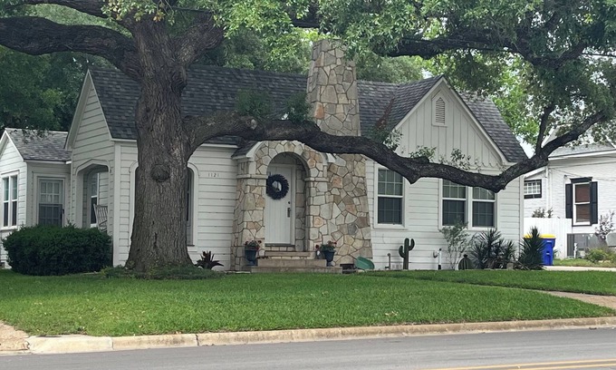 Gonzales Casa | Charming 2-bdrm house walking distance from historic downtown w/ WiFi & HVAC.