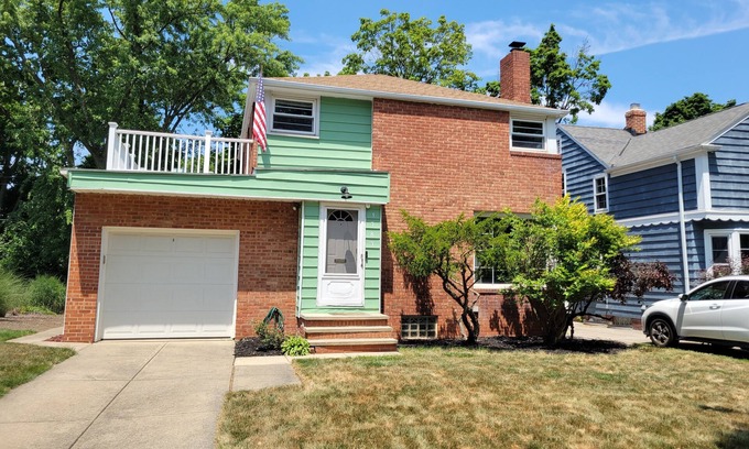 Cleveland Casa | Charming 2-bedroom house with WiFi, AC/heating in Cleveland Heights.Whole house.