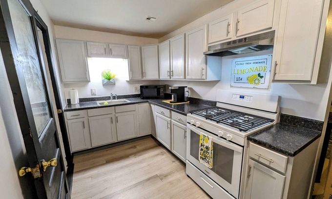 El Dorado Springs Casa | Charming 2-bedroom house with WiFi near downtown El Dorado Springs, Mo.