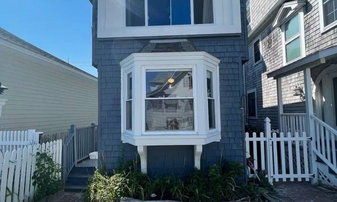 Old Orchard Beach Cabaña | Charming 2-bedroom Oceanside Cottage in Old Orchard Beach