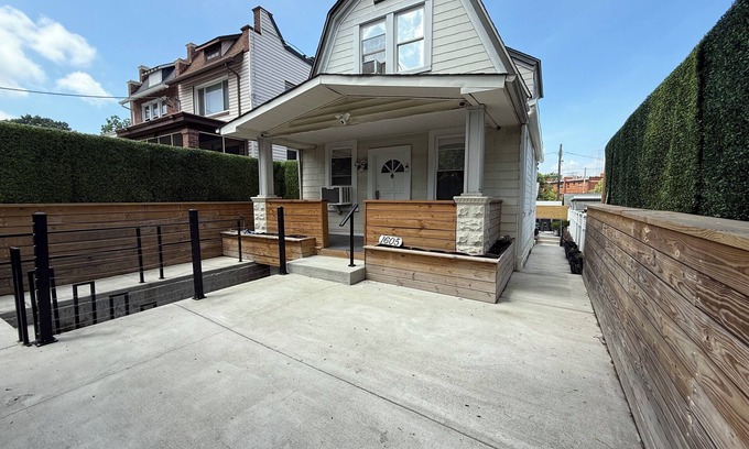 Fairlawn Casa | Charming 2-Bed 1,5 Bath House, free street Parkin