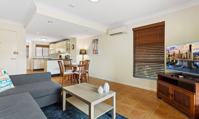 New Farm Apartamento | Charming 2-Bed Apartment with City Views