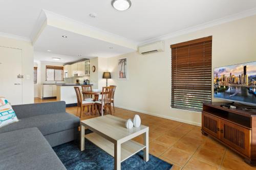 New Farm Apartamento | Charming 2-Bed Apartment with City Views