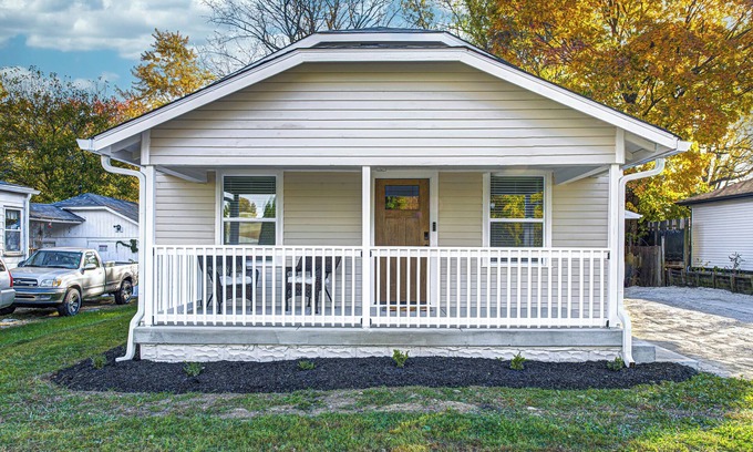 Wayne Casa | Charming 2-bed home 5 miles to Motor speedway, & 11 miles to Lucas oil stadium.