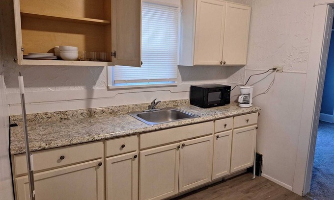 Garfield Heights Apartamento | Charming 2-bedroom apartment with WiFi, AC in nice Garfield Heights 27L