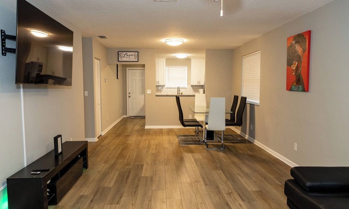 Ojus Casa | "Charming 2-Bedroom Home: 6 Min to Hollywood Beach"