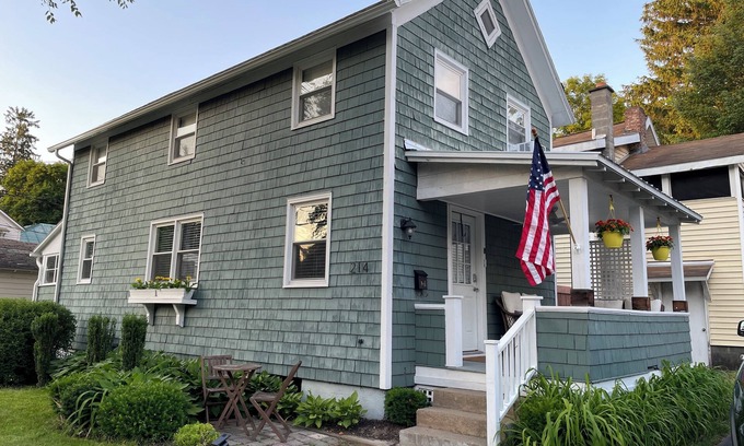Saratoga Springs Casa | Charming 2-bedroom house just steps to racetrack
