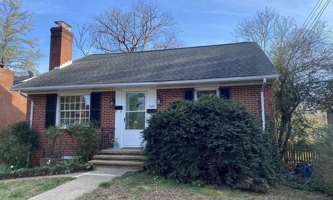 Fry's Spring Casa | Charming 2 bedroom Brick Cottage in Charlottesville, minutes from Scott Stadium