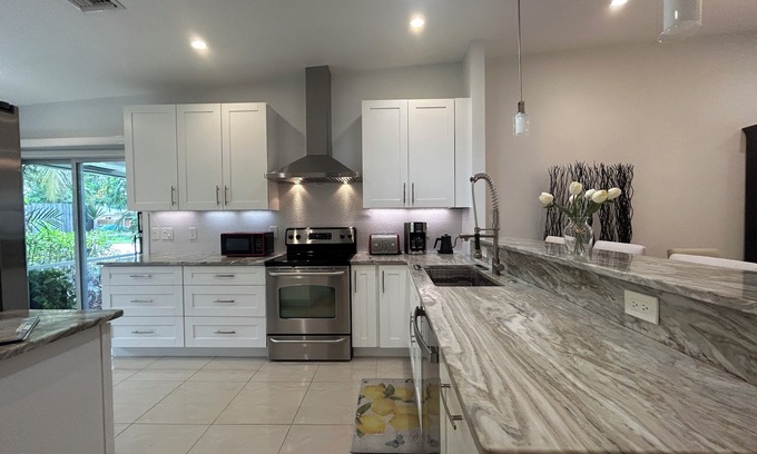 Deerfield Beach Casa | Charming 2-bedroom house with gorgeous patio garden