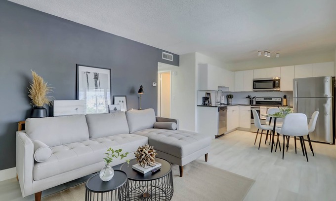 Coral Ridge Isles Apartamento | 2BR Coastal Getaway with Pool, 5 min from the beach!