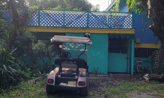Anclote River Acres Casa | Charming 2-bedroom house with pool and wildlife.