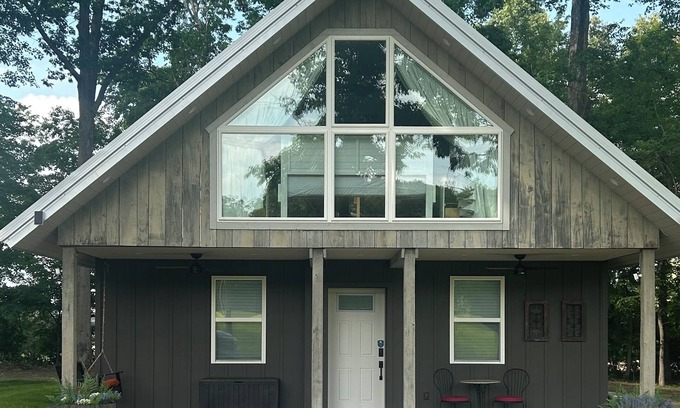 Russell Springs Cabaña | Charming 2-bedroom cottage with Hot Tub, AC, and WiFi near Lake Cumberland.