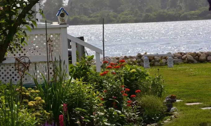 Snug Harbor Cabaña | Charming 2-bedroom cottage in wonderful East Matunuck State Beach RI, Waterfront