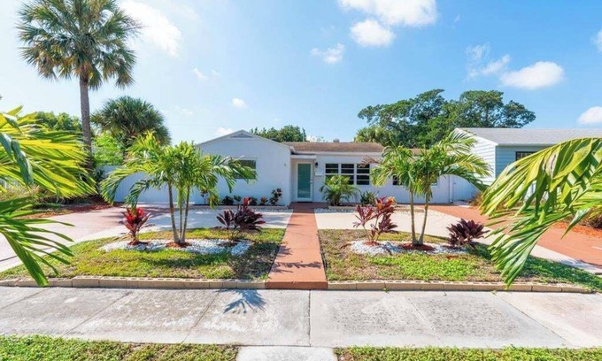 Parker Ridge Casa | Charming 2-bedroom house in enchanting West Palm Beach with AC, WiFi