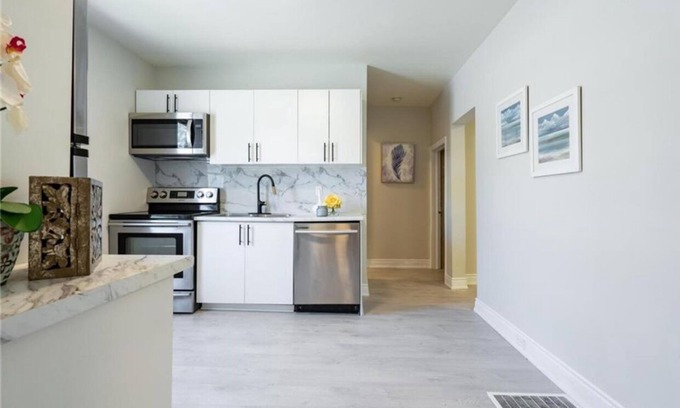 St. Catharines Casa | Charming 2-bedroom house with AC, WiFi in fabulous St. Catharines