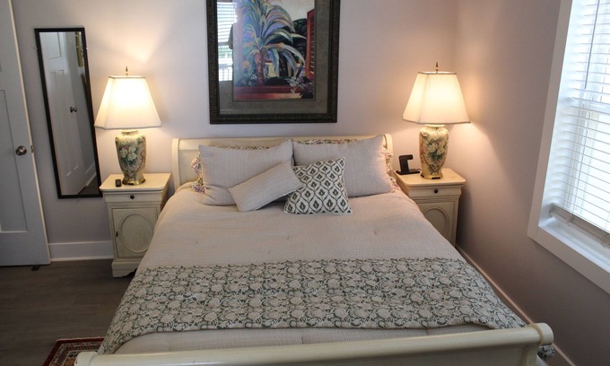 Crystal Coast Casa | Charming 2-bedroom house in lovely Atlantic Beach with AC