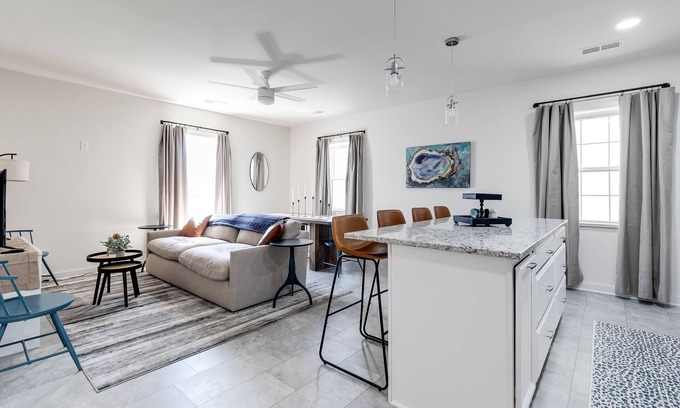 Issue Condominio | Charming 2 Bedroom Downtown Vacation Rental: Stroll to Shops and River with Ease