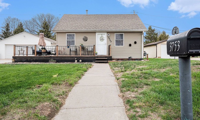 Council Bluffs Casa | Charming 2-bedroom bungalow in lovely West Council Bluffs with WiFi, AC