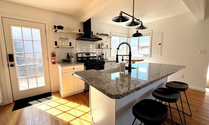 Greenwood Lake Casa | Charming 2-bedroom house in Greenwood Lake with Central AC/Heat