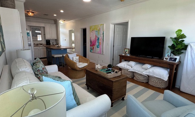 Pass Christian Condominio | Charming 2-bedroom gulf view condo in serene Pass Christian / Long term Rental