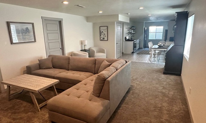Tooele Apartamento | Charming 2-bedroom basement apartment with WiFi, AC in lovely Stansbury Park