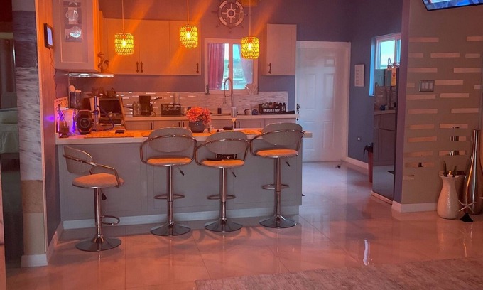 Little London Casa | Charming 2-bedroom house in Little London with WiFi, AC