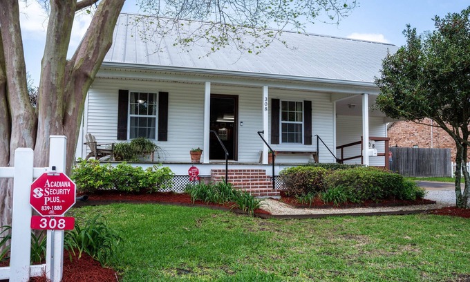 Breaux Bridge Casa | Charming 2-bedroom house in fabulous Breaux Bridge with WiFi, AC
