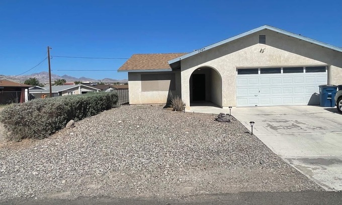 Bullhead City Casa | Charming 2-bedroom house in delightful Bullhead City with AC and garage parking.