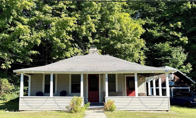 Elizabethtown Cabina | Charming 2-bedroom cabin in the Adirondacks with a treehouse and an artist loft