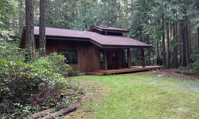 Roche Harbor Cabina | Charming 2-bedroom cabin on private lot near Roche Harbor with Wi-Fi