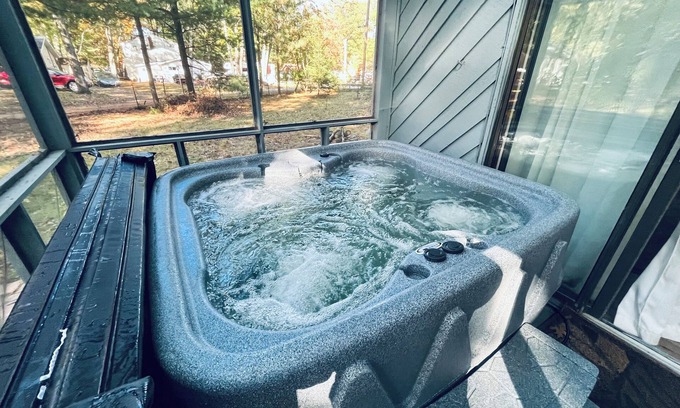 Prudenville Cabaña | Charming 2-bedroom cottage in welcoming Houghton Lake with Hot Tub, AC, WiFi