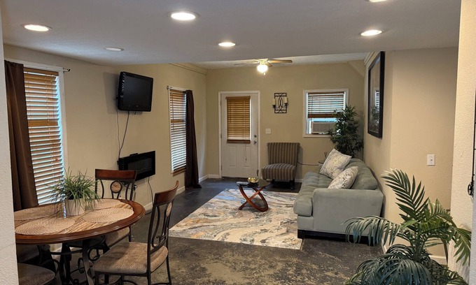 Lawrenceville Apartamento | Charming 2-bedroom apartment with AC, WiFi in peaceful Lawrenceville