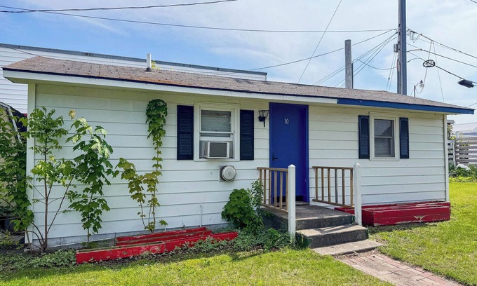 Mackinaw City Cabaña | Charming 2-bedroom pet friendly cottage, right by ferry in Mackinaw City.