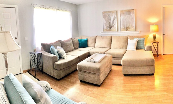 Port Saint Lucie Casa | Charming 2-bedroom house in Port St. Lucie with AC, WiFi. The beach = 20 Minutes