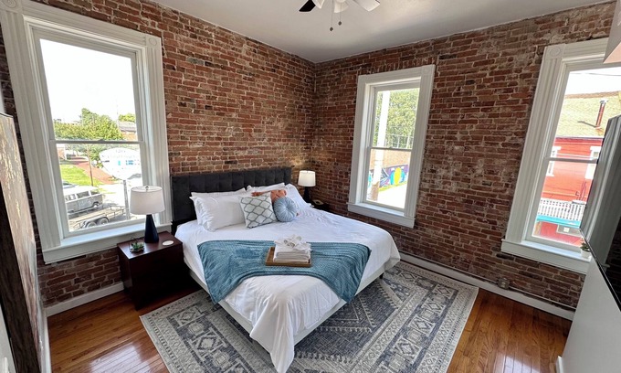 St. Charles Historic District Apartamento | Charming 2-Bedroom Apartment in Historic Frenchtown with Modern Amenities