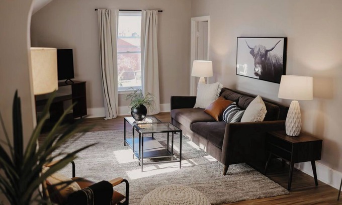 St. Charles Apartamento | Charming 2-bedroom upper apartment in fabulous downtown Saint Charles, MN.