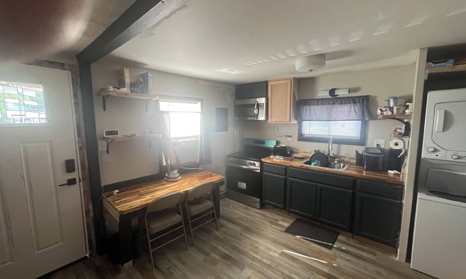 Schuylerville Cabaña | Charming 2-bedroom cottage in quaint Schuylerville with WiFi, AC