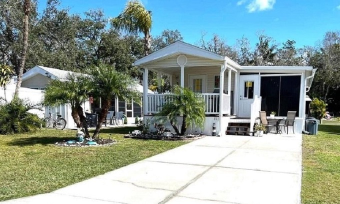 Braden River Cabaña | Charming 2-bedroom 1.5 Bath Cottage in the famous Sun Outdoors in Sarasota