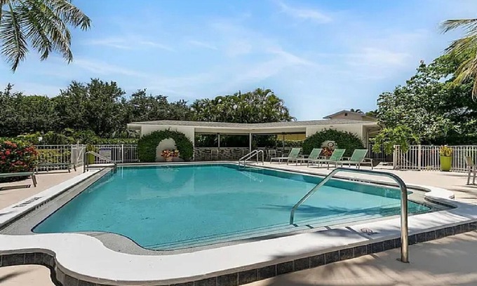 Coquina Sands Condominio | Charming 2-bedroom 1st floor condo in desirable Olde Naples. Walk to Beach.
