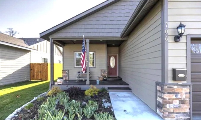 Hamilton Casa | Charming 2 Bedroom/2 Bath Hot Tub Garden Home with Central Air/Heat in Hamilton