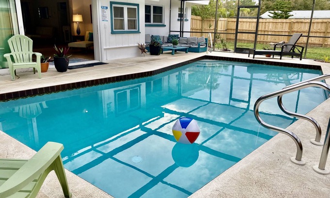 Sarasota Casa | Charming 2 bedroom 2 bathroom home with pool in Sarasota with central location.