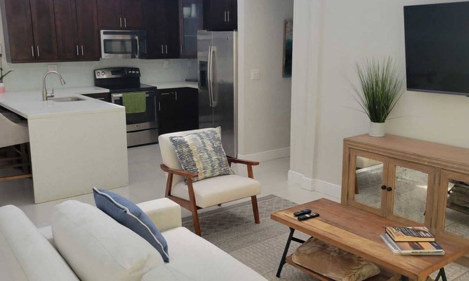 Sunset Casa | Encantadora casa de 2 habitaciones y 2 baños ubicada en Dadeland en Miami.