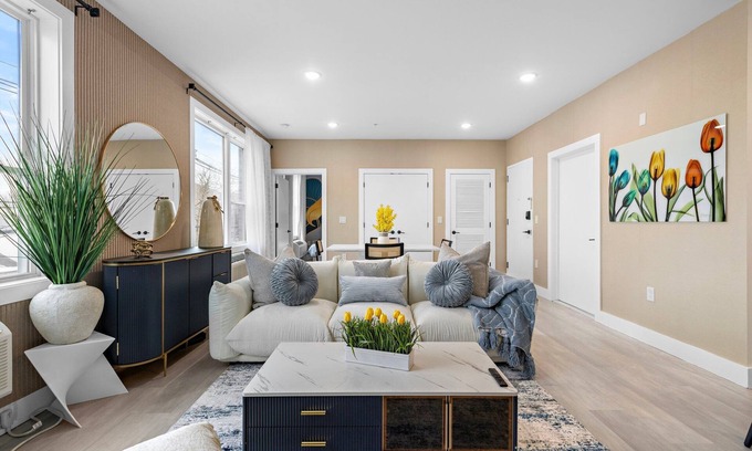 Bayonne Casa | Charming 2-bedroom , 2 min to train station to NYC