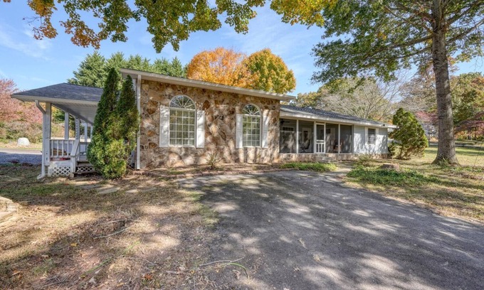 Cedar Cliff Casa | Charming 2-bedroom. 2.5 bathroom house in Hiawassee with AC, WiFi. Sleeps 7