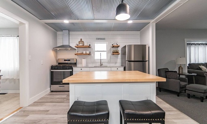 Willoughby Casa | Charming 2 bedroom, 2 bathroom home.