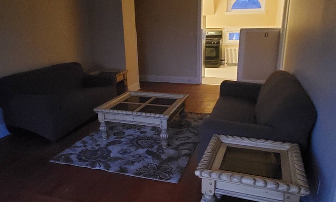Plainfield Apartamento | Charming 2-bedroom apartment in nice Historic Plainfield with WiFi, AC.